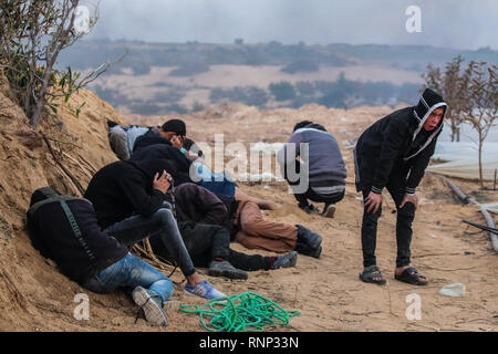 19 février 2019 - La bande de aza, Palestine, 19 février 2019. Certains Palestiniens sont blessés par balles et de gaz lacrymogènes tirés par l'armée israélienne sur la côte nord-ouest de Beit Lahiya, dans le nord de la bande de Gaza, au cours de leur 24ème manifestation hebdomadaire contre le blocus israélien sur la bande de Gaza. Une flottille de la liberté formée de bateaux Gaza hissé le drapeau palestinien d'eaux au large de Gaza. Les Palestiniens de Gaza ont été staging manifestations hebdomadaires dans le nord de la bande de Gaza depuis près d'un an pour protester contre le blocus naval de 12 ans, ce qui a limité la permitt Banque D'Images