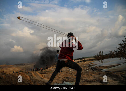 19 février 2019 - La bande de aza, Palestine, 19 février 2019. Certains Palestiniens sont blessés par balles et de gaz lacrymogènes tirés par l'armée israélienne sur la côte nord-ouest de Beit Lahiya, dans le nord de la bande de Gaza, au cours de leur 24ème manifestation hebdomadaire contre le blocus israélien sur la bande de Gaza. Une flottille de la liberté formée de bateaux Gaza hissé le drapeau palestinien d'eaux au large de Gaza. Les Palestiniens de Gaza ont été staging manifestations hebdomadaires dans le nord de la bande de Gaza depuis près d'un an pour protester contre le blocus naval de 12 ans, ce qui a limité la permitt Banque D'Images