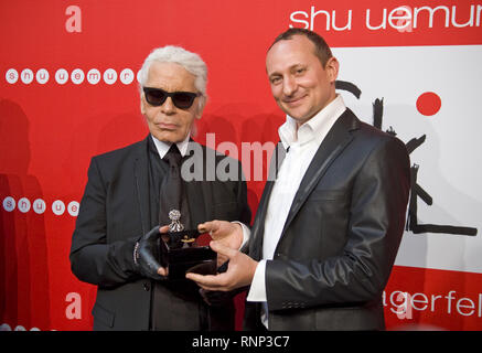 Paris, Ile de France, France. 16 Sep, 2011. Karl Lagerfeld s'occupe à la SHO Uemura événement à l'Espace Commines à Paris.German Fashion designer et directeur artistique de la marque de mode française Chanel Karl Lagerfeld est décédé le 19 février 2019 à Paris de 85 ans. Credit : Thierry Le Fouille/SOPA Images/ZUMA/Alamy Fil Live News Banque D'Images