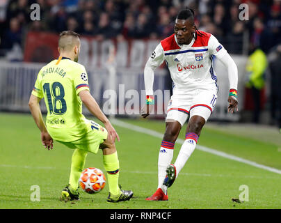 Lyon, France. Feb 19, 2019. Bertrand Traore (R) de Lyon est en concurrence avec Jordi Alba de Barcelone au cours de l'UEFA Champions League round de 16 premier match de jambe entre Lyon et Barcelone à Lyon, France, le 19 février, 2019. Le match s'est terminé 0-0. Credit : Franck Pinaro/Xinhua/Alamy Live News Banque D'Images