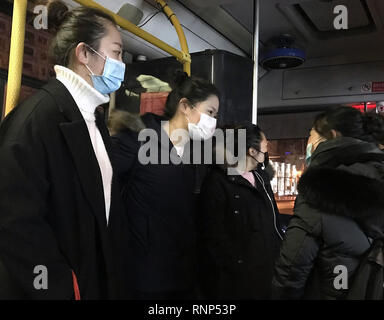 Beijing, Chine. Jan 21, 2018. Les femmes portent des masques chinois sur un bus sur jour de forte pollution à Pékin le 21 janvier 2018. La Chine est à l'origine de la pollution de l'air ses résidents de mourir trois ans plus tôt, selon une nouvelle étude réalisée par l'Académie des Sciences. Credit : Todd Lee/ZUMA/ZUMAPRESS.com/Alamy fil Live News Banque D'Images