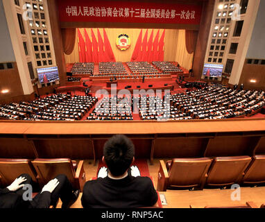 Beijing, Chine. 3e Mar, 2018. Les délégués participent au gouvernement chinois haut de la 1re session de la 13e Conférence consultative politique du peuple chinois (CCPPC) dans le Grand Hall du Peuple à Beijing, le 3 mars 2018. Les timbres en caoutchouc 'annuels' congrès est organisé pour soutenir le Parti communiste d'un parti sur la politique et les politiques. "La Chine a exprimé une vive préoccupation" au sujet d'une politique commerciale qui s'engage à faire pression sur Pékin sur l'acier et l'aluminium de douane. Credit : Todd Lee/ZUMA/ZUMAPRESS.com/Alamy fil Live News Banque D'Images