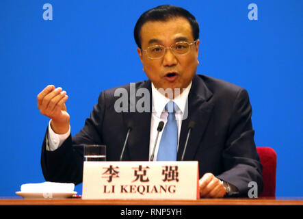 Beijing, Chine. Mar 20, 2018. Le Premier ministre chinois Li Keqiang tient une conférence de presse pour les journalistes nationaux et étrangers après la séance de clôture de l'Assemblée populaire nationale (APN) dans le Grand Hall du Peuple à Beijing, le 20 mars 2018. Plus Marchket Li s'est engagé comme ouverture parle d'une guerre commerciale avec les États-Unis. Credit : Todd Lee/ZUMA/ZUMAPRESS.com/Alamy fil Live News Banque D'Images