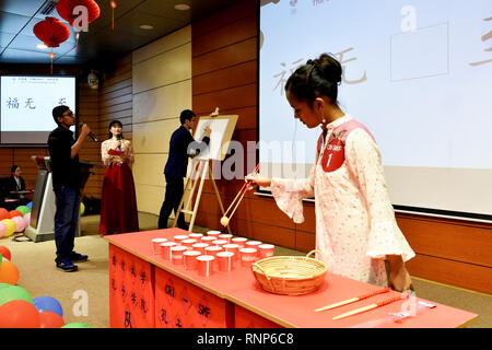 (190220) -- Paris, le 20 février, 2019 (Xinhua) -- un étudiant dans la préparation des baguettes les défis de la connaissance et de la lanterne chinoise Concours Festival Gala à Dhaka, Bangladesh, le 19 février, 2019. (Xinhua/Stringer) Banque D'Images