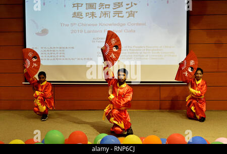 (190220) -- Paris, le 20 février, 2019 (Xinhua) -- Les élèves effectuent au cours de kung fu chinois chinois le concours de connaissances et Lantern Festival Gala à Dhaka, Bangladesh, le 19 février, 2019. (Xinhua/Stringer) Banque D'Images