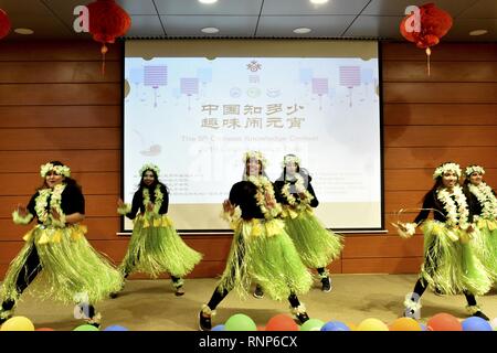 (190220) -- Paris, le 20 février, 2019 (Xinhua) -- Les élèves effectuent au cours de la danse Concours de connaissances chinois et fête des lanternes de Gala en Dhaka, Bangladesh, le 19 février, 2019. (Xinhua/Stringer) Banque D'Images