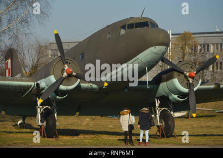 19 février 2019 - Cracovie, Pologne, Province Malopolski - Avions de Transport, Lisunow Li-2, LOT Polish Airlines vu au Musée de l'Aviation Polonaise..Le Musée de l'Aviation Polonaise est située à l'emplacement de l'ancienne Krakow-Rakowice-Czyzyny Aéroport, créée en 1912, l'une des plus anciennes dans le monde. La collection du Musée se compose de plus de 200 aéronefs, dating WW1 WW2, et une collection de tous les types d'avion élaborés ou utilisés par la Pologne après 1945. (Crédit Image : © Cezary Kowalski/SOPA des images à l'aide de Zuma sur le fil) Banque D'Images