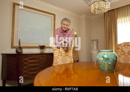 L'acteur américain Patrick Duffy ('Dallas') célébrera son 70e anniversaire le 17 mars 2019. Patrick Duffy dans son appartement à Rosewood Mansion à Dallas, prises le 26.03.2013 à l'occasion du tournage de nouveau 'Dallas' épisodes. Veuillez noter : double les taux s'appliquent dans le monde entier d'utilisation | Banque D'Images