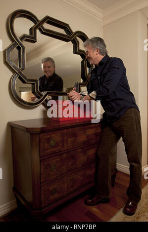 L'acteur américain Patrick Duffy ('Dallas') célébrera son 70e anniversaire le 17 mars 2019. Patrick Duffy dans son appartement à Rosewood Mansion à Dallas, prises le 26.03.2013 à l'occasion du tournage de nouveau 'Dallas' épisodes. Veuillez noter : double les taux s'appliquent dans le monde entier d'utilisation | Banque D'Images