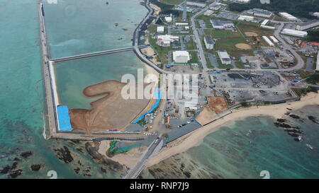 NAGO, JAPON - Février 20 : Photo prise le 20 février 2019, à partir d'un drone présente le site de réinstallation pour U.S. Marine Corps Air Station de Futenma Henoko dans le district côtier de Nago, Okinawa Prefecture, Japon, où la mise en valeur des terres des travaux en cours. Un référendum départemental est prévue pour le 24 février sur le transfert prévu de la base américaine. (Photo : Richard Atrero de Guzman/Aflo) Banque D'Images
