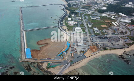 NAGO, JAPON - Février 20 : Photo prise le 20 février 2019, à partir d'un drone présente le site de réinstallation pour U.S. Marine Corps Air Station de Futenma Henoko dans le district côtier de Nago, Okinawa Prefecture, Japon, où la mise en valeur des terres des travaux en cours. Un référendum départemental est prévue pour le 24 février sur le transfert prévu de la base américaine. (Photo : Richard Atrero de Guzman/Aflo) Banque D'Images