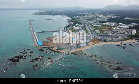 NAGO, JAPON - Février 20 : Photo prise le 20 février 2019, à partir d'un drone présente le site de réinstallation pour U.S. Marine Corps Air Station de Futenma Henoko dans le district côtier de Nago, Okinawa Prefecture, Japon, où la mise en valeur des terres des travaux en cours. Un référendum départemental est prévue pour le 24 février sur le transfert prévu de la base américaine. (Photo : Richard Atrero de Guzman/Aflo) Banque D'Images