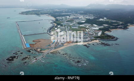 NAGO, JAPON - Février 20 : Photo prise le 20 février 2019, à partir d'un drone présente le site de réinstallation pour U.S. Marine Corps Air Station de Futenma Henoko dans le district côtier de Nago, Okinawa Prefecture, Japon, où la mise en valeur des terres des travaux en cours. Un référendum départemental est prévue pour le 24 février sur le transfert prévu de la base américaine. (Photo : Richard Atrero de Guzman/Aflo) Banque D'Images