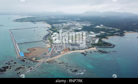 NAGO, JAPON - Février 20 : Photo prise le 20 février 2019, à partir d'un drone présente le site de réinstallation pour U.S. Marine Corps Air Station de Futenma Henoko dans le district côtier de Nago, Okinawa Prefecture, Japon, où la mise en valeur des terres des travaux en cours. Un référendum départemental est prévue pour le 24 février sur le transfert prévu de la base américaine. (Photo : Richard Atrero de Guzman/Aflo) Banque D'Images