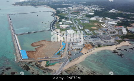 NAGO, JAPON - Février 20 : Photo prise le 20 février 2019, à partir d'un drone présente le site de réinstallation pour U.S. Marine Corps Air Station de Futenma Henoko dans le district côtier de Nago, Okinawa Prefecture, Japon, où la mise en valeur des terres des travaux en cours. Un référendum départemental est prévue pour le 24 février sur le transfert prévu de la base américaine. (Photo : Richard Atrero de Guzman/Aflo) Banque D'Images
