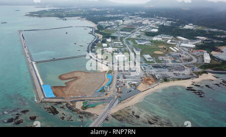 NAGO, JAPON - Février 20 : Photo prise le 20 février 2019, à partir d'un drone présente le site de réinstallation pour U.S. Marine Corps Air Station de Futenma Henoko dans le district côtier de Nago, Okinawa Prefecture, Japon, où la mise en valeur des terres des travaux en cours. Un référendum départemental est prévue pour le 24 février sur le transfert prévu de la base américaine. (Photo : Richard Atrero de Guzman/Aflo) Banque D'Images