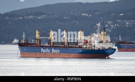 7 février 2019 - Vancouver, Colombie-Britannique, Canada - Le Hong Kong-flagged Olympia Rubans-vraquier cargo, appartenant à la flotte du Pacifique et Shipping Ltd., se trouve à l'ancre dans le port de Vancouver avant-port. (Crédit Image : © Bayne Stanley/Zuma sur le fil) Banque D'Images