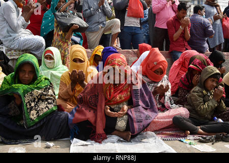 Dhaka, Bangladesh. Feb 19, 2019. Les dévots assister à la conclusion de la prière au lieu Ijtema à Tongi, dans la banlieue de Dhaka, Bangladesh, le 19 février, 2019. La congrégation musulmane annuelle au Bangladesh a conclu mardi avec les dévots prient pour la paix mondiale, la prospérité et l'harmonie fraternelle. Credit : Stringer/Xinhua/Alamy Live News Banque D'Images