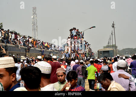 Dhaka, Bangladesh. Feb 19, 2019. Un train part de station après la conclusion de la prière au lieu Ijtema à Tongi, dans la banlieue de Dhaka, Bangladesh, le 19 février, 2019. La congrégation musulmane annuelle au Bangladesh a conclu mardi avec les dévots prient pour la paix mondiale, la prospérité et l'harmonie fraternelle. Credit : Stringer/Xinhua/Alamy Live News Banque D'Images