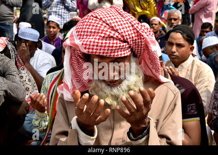 Dhaka, Bangladesh. Feb 19, 2019. Une personne âgée prie au lieu Ijtema à Tongi, dans la banlieue de Dhaka, Bangladesh, le 19 février, 2019. La congrégation musulmane annuelle au Bangladesh a conclu mardi avec les dévots prient pour la paix mondiale, la prospérité et l'harmonie fraternelle. Credit : Stringer/Xinhua/Alamy Live News Banque D'Images