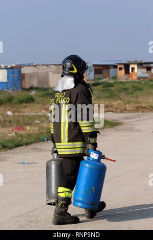 Foto Donato Fasano - LaPresse 20-02-2019 Borgo Mezzanone (Manfredonia) Cronaca &# xc8 ; dans sgombero baraccopoli lo corso della di Borgo Mezzanone, dans provincia di Foggia, il grosso insediamento abusivo noto come "ex pista" de l'otan e accanto al Cara. Le operazioni di demolizione, rendono note fonti del Viminale, sono eseguite dall'11esimo Reggimento Genio Guastatori di Foggia e sono supportate da personale di Enel, Arpa e Regione Puglia Puglia. Dans tutto sono impegnate circa 200 persone. Le attivit&# xe0 sono ; coordonner da una apposita cabina di regia insediata nel Cara. Per il momento sono Banque D'Images