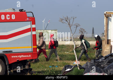 Foto Donato Fasano - LaPresse 20-02-2019 Borgo Mezzanone (Manfredonia) Cronaca &# xc8 ; dans sgombero baraccopoli lo corso della di Borgo Mezzanone, dans provincia di Foggia, il grosso insediamento abusivo noto come "ex pista" de l'otan e accanto al Cara. Le operazioni di demolizione, rendono note fonti del Viminale, sono eseguite dall'11esimo Reggimento Genio Guastatori di Foggia e sono supportate da personale di Enel, Arpa e Regione Puglia Puglia. Dans tutto sono impegnate circa 200 persone. Le attivit&# xe0 sono ; coordonner da una apposita cabina di regia insediata nel Cara. Per il momento sono Banque D'Images