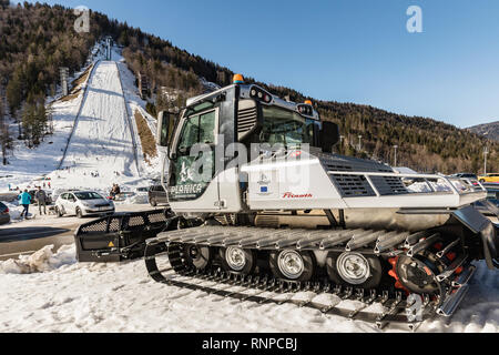 Planica, en Slovénie - 17 février 2019. Parkin en chenillette à Planica.. En chenillette sur la montagne d'hiver ensoleillée journée. Banque D'Images