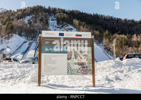 Planica, en Slovénie - 17 février 2019. Centre nordique de Planica, complexe de collines de saut à ski d'hiver ensoleillée journée. Planica est célèbre lieu de saut à ski avec Fly Banque D'Images