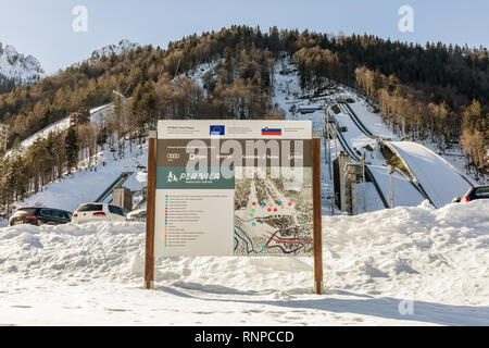 Planica, en Slovénie - 17 février 2019. Centre nordique de Planica, complexe de collines de saut à ski d'hiver ensoleillée journée. Planica est célèbre lieu de saut à ski avec Fly Banque D'Images