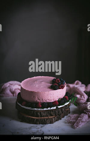 Tarte aux fraises sur la table Banque D'Images