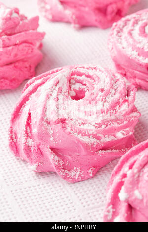 Guimauve rose fait maison sur une serviette de cuisine blanc close-up. À partir d'ingrédients naturels Banque D'Images