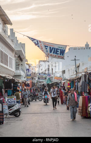 Une rue animée sur une fin d'après-midi dans la ville de Pushkar au Rajasthan. Banque D'Images