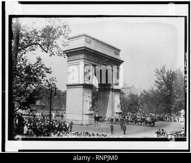 Coffret de l'ancien maire de New York John Purroy Mitchel sur dispositif à Washington Memorial Arch, Washington Square, New York City Banque D'Images