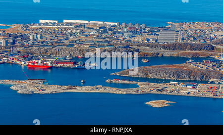 Nuuk ville au centre-ville et port vue panoramique depuis le haut de Store Malene, Groenland Banque D'Images