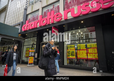 La Charlotte Russe store à Herald Square à New York vendredi, 15 février, 2019 affiche des signes d'informer les clients les marchandises à prix réduit à l'intérieur. La chaîne, qui fait appel à un public plus jeune, a déposé pour le chapitre 11 la protection contre la faillite et est pour coffrage d'environ 94 magasins. (Â© Richard B. Levine) Banque D'Images