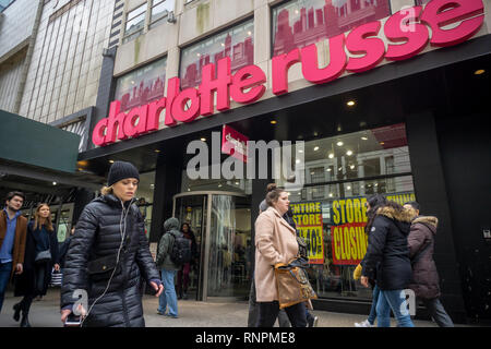 La Charlotte Russe store à Herald Square à New York vendredi, 15 février, 2019 affiche des signes d'informer les clients les marchandises à prix réduit à l'intérieur. La chaîne, qui fait appel à un public plus jeune, a déposé pour le chapitre 11 la protection contre la faillite et est pour coffrage d'environ 94 magasins. (Â© Richard B. Levine) Banque D'Images