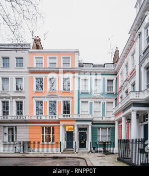 De couleur pastel maisons victoriennes mitoyennes à Londres, au Royaume-Uni. Banque D'Images