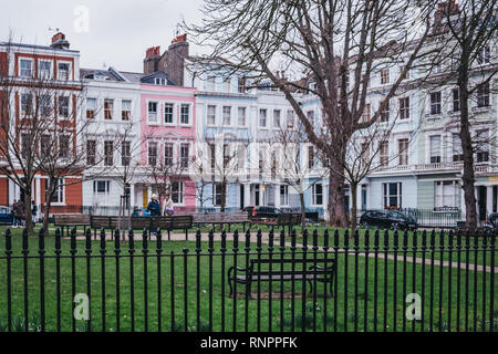 Londres, Royaume-Uni - 16 Février 2019 : Les gens en Chalcot Square Gardens, Terrasse maisons colorées de Primrose Hill sur l'arrière-plan. Primrose Hill est l'un o Banque D'Images