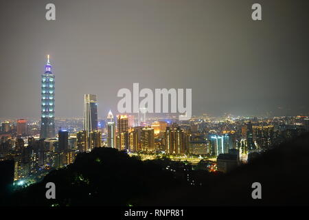 L'antenne vue de nuit sur le Taipei 101 à partir de la montagne de l'éléphant (Xiangshan) à Taiwan. Le concept de vie amical et pratique de l'immobilier. Banque D'Images