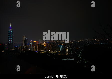 L'antenne vue de nuit sur le Taipei 101 à partir de la montagne de l'éléphant (Xiangshan) à Taiwan. Le concept de vie amical et pratique de l'immobilier. Banque D'Images
