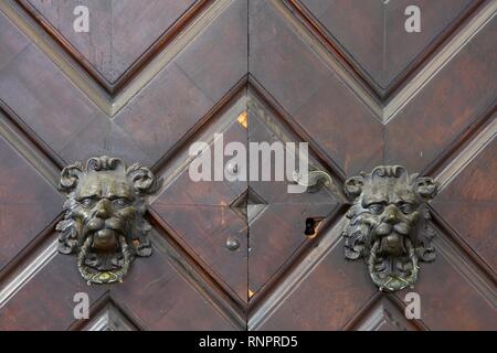 Les têtes de lion heurtoirs de porte, Bolzano, le Tyrol du Sud, Italie Banque D'Images