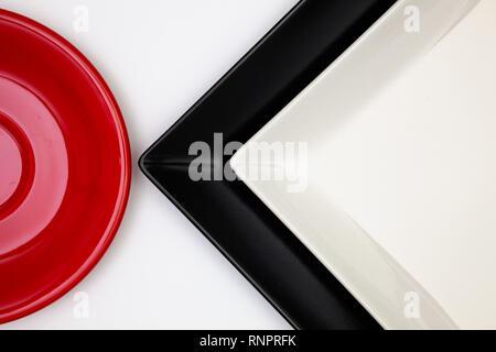 Différentes plaques rouges, noirs et blancs sur la table.vue d'en haut. Mise à plat de l'image. Banque D'Images