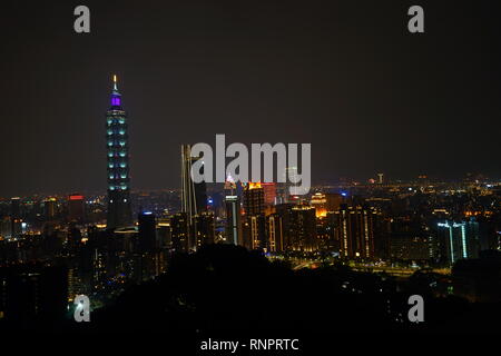 L'antenne vue de nuit sur le Taipei 101 à partir de la montagne de l'éléphant (Xiangshan) à Taiwan. Le concept de vie amical et pratique de l'immobilier. Banque D'Images