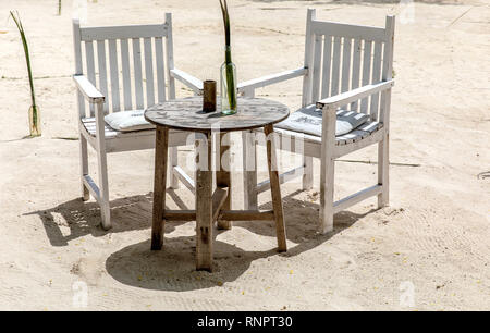 Groupes de sièges en bois sur la plage de Gili Trawangan, Indonésie. Banque D'Images