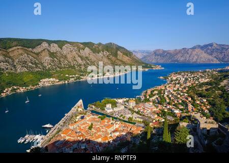 Vieille ville de Kotor et de Dobrota, forteresse de Sveti Ivan, baie de Kotor, Monténégro Banque D'Images