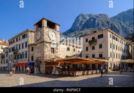 Place principale avec tour de l'horloge, vieille ville de Kotor, Monténégro Banque D'Images