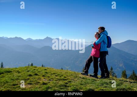 Jeune couple en profitant de la vue, randonneur à Hörndle Zeitberg Hörnle,,, près de Bad Kohlgrub, Alpes Ammergau, Haute-Bavière, Bavière Banque D'Images