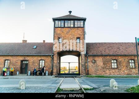 Des chemins de fer de l'entrée principale du camp de concentration d'Auschwitz, musée de nos jours, Pologne Banque D'Images