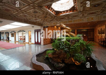 La magnifique statue de dragon d'or à l'intérieur du Grand Hôtel. Banque D'Images