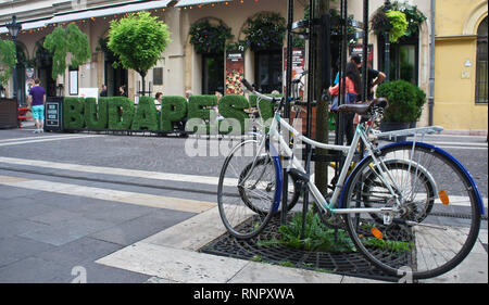 Budapest. Hongrie - 15 07 2015 Location : café et dans la rue Zrinyi Utca Banque D'Images